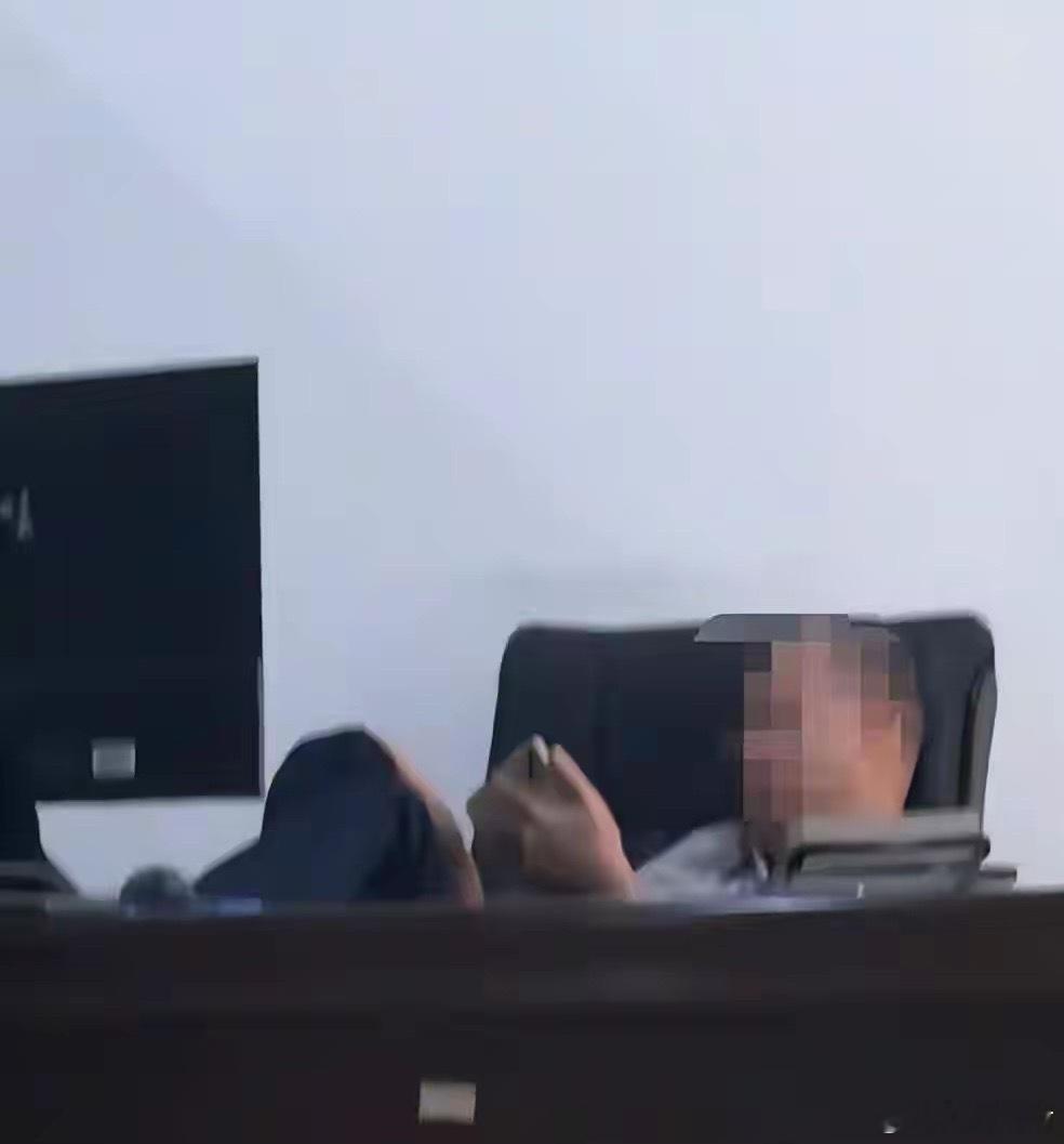 税务局职工被曝上班脚翘桌上玩手游近日，有网友发布视频称，海口市税务局一工作人员将