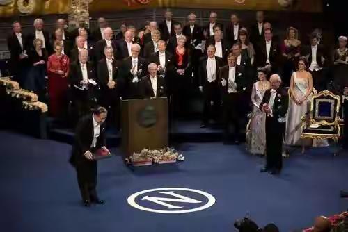 莫言作品争议风暴再起：家乡写成“无臭大便”，母亲身上爬满跳蚤，诺贝尔奖得主笔下的