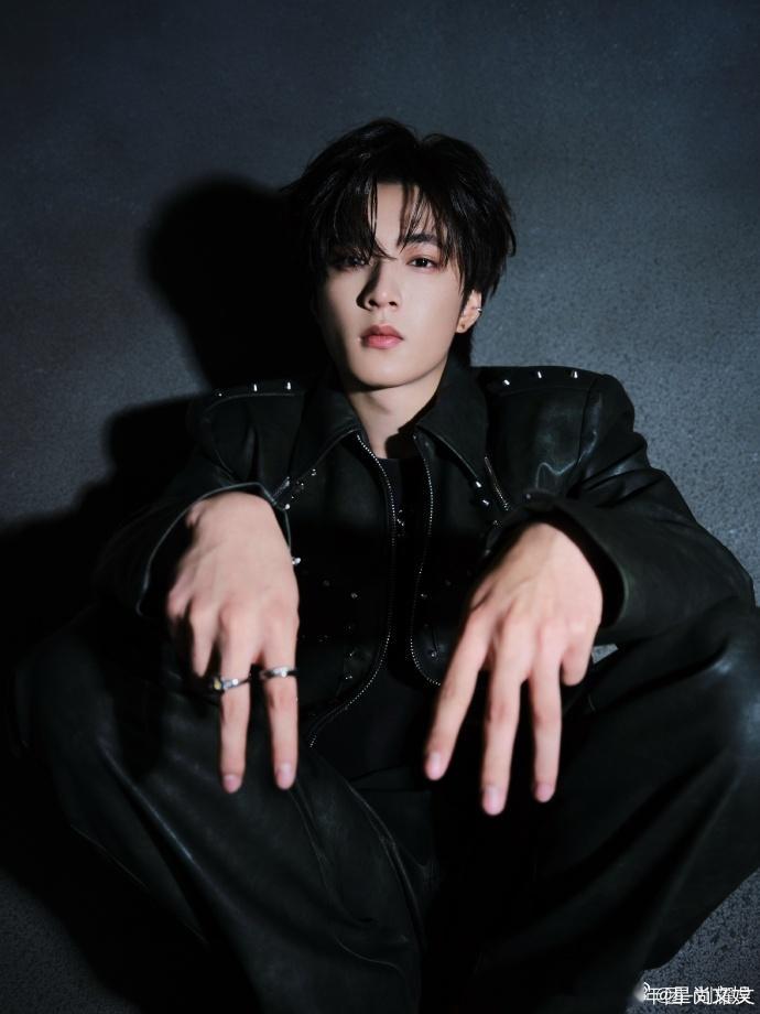 刘耀文留下一条线索、刘耀文铆钉皮衣look风格鲜明，气场拉满，刘耀文的铆钉皮衣