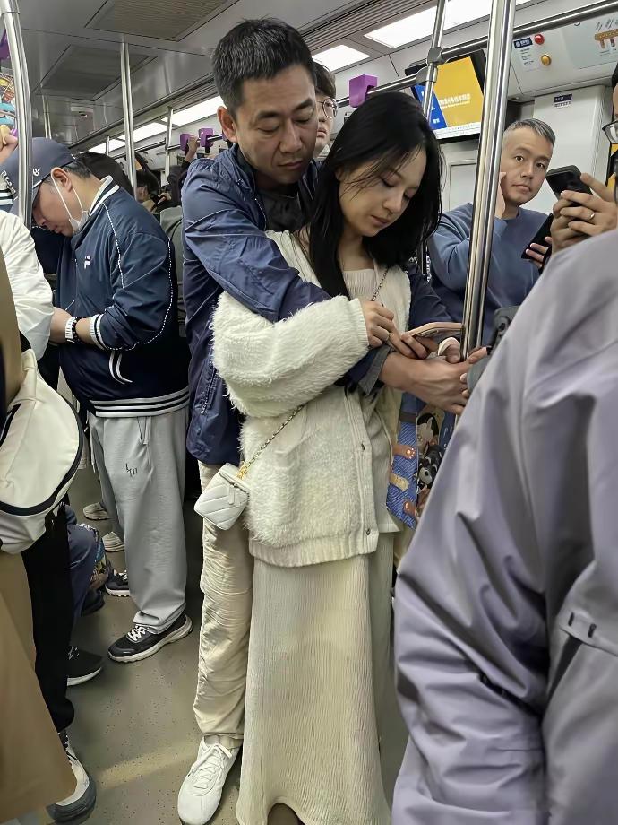 这么爱她，为什么板个脸？