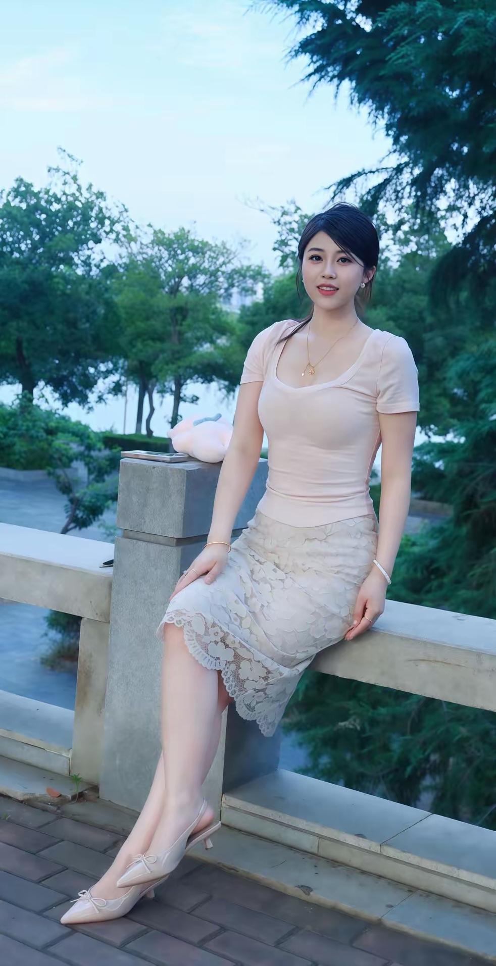 江亭暇日堪高会，醉讽离骚不解愁。