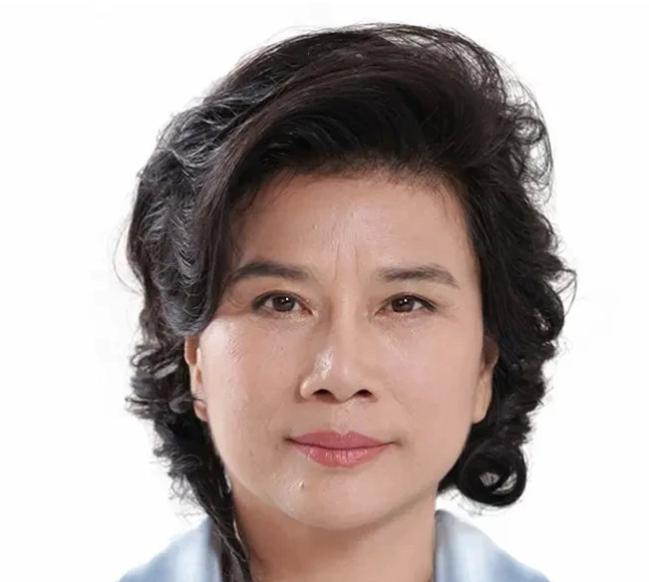 今天刷到一段董明珠的采访，她说自己没亲戚、没朋友。主持人不信，问她这么大的老板怎