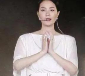 王菲眼光独到，作为虔诚藏传佛教徒，她不信释永信，而是拜入梭巴仁波切门下，多次赴尼