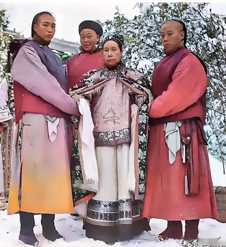 这才是1903年68岁慈禧太后的真实貌相，这不是演员饰演的，而是她当时在颐和园赏