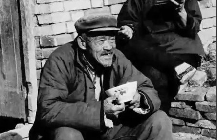 1947年，一名地主趁敌人聊天时，把绑在树上的地下党放走，新中国成立后地主被抓，