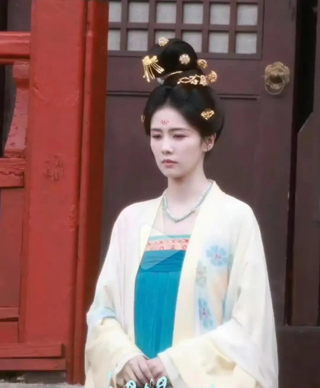 白鹿《莫离》被吐槽中年古偶？这妆容背锅了吗？有网友直接说妆造不好看，还觉得白鹿