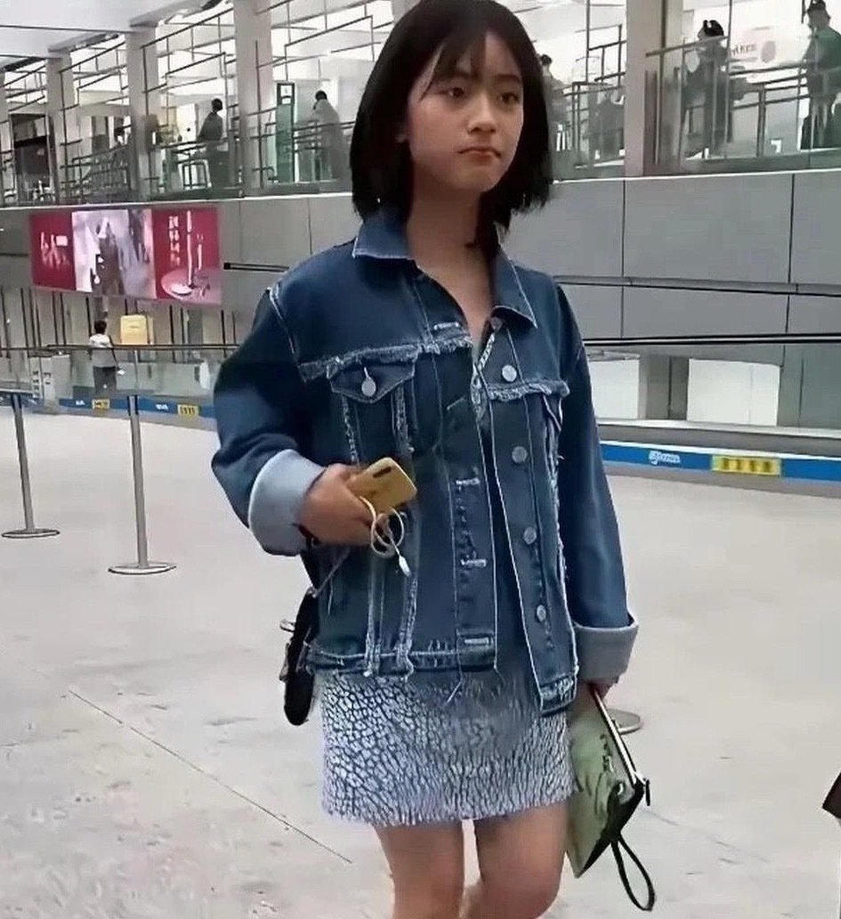 沈月的脸救了这个身材，但凡换张脸完全是灾难。。。。​
