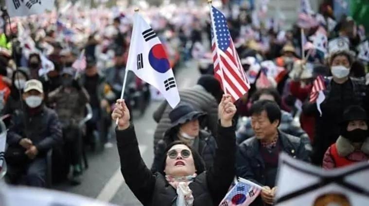一个韩国网友问中国人说：现在的首尔正在举行史上最大规模的“反华游行”，可为什么中