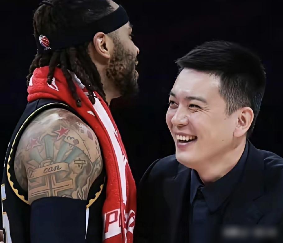 杨鸣今年1月卸任辽篮主帅，转头成了解说嘉宾。最近解说老东家比赛，调侃起老搭档