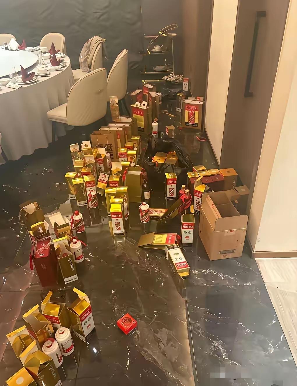 请客户吃饭，单子没谈成，却一下子搞去这么多茅子，按当前飞天茅台散瓶市场价约160
