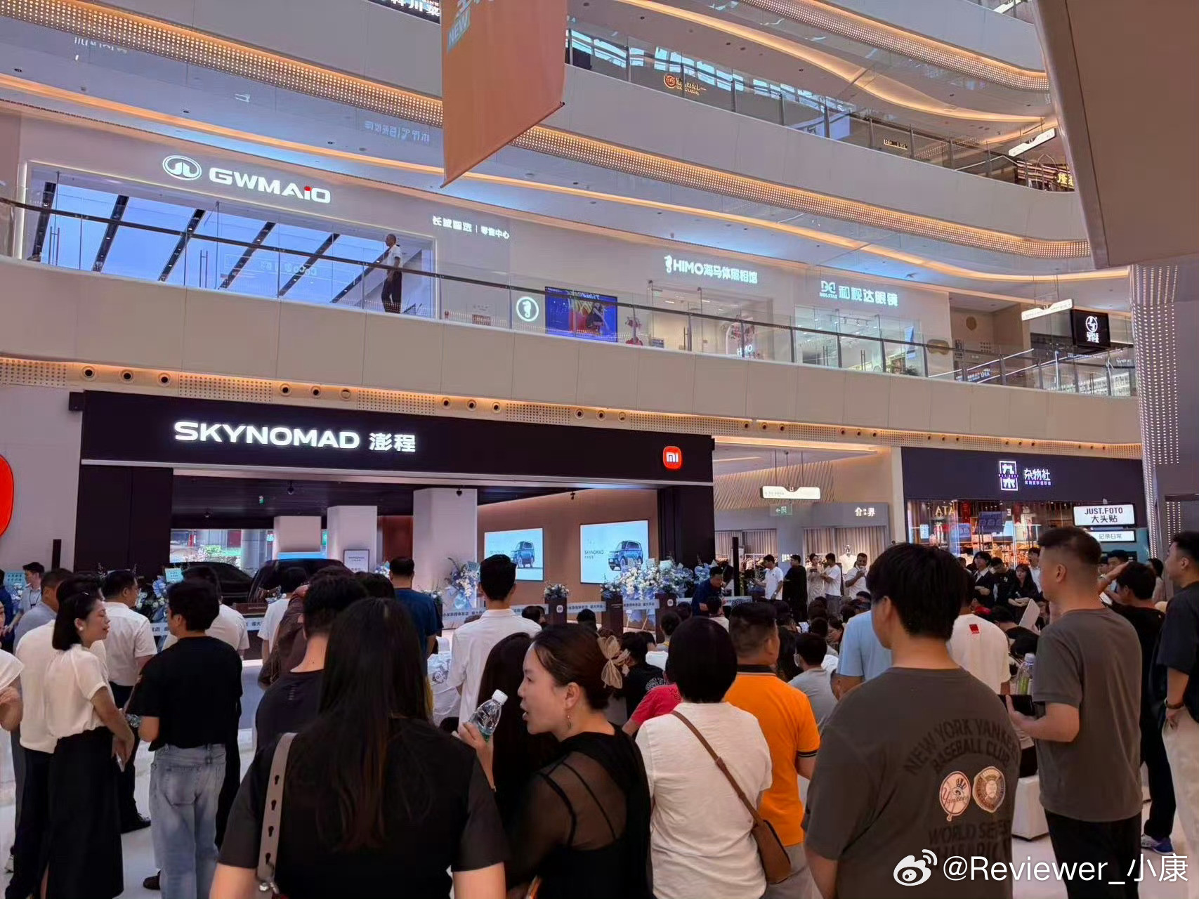 如图可见，小米澎程体验店，也是战略部分之一。除了把车子放在小米之家以外，还单独新