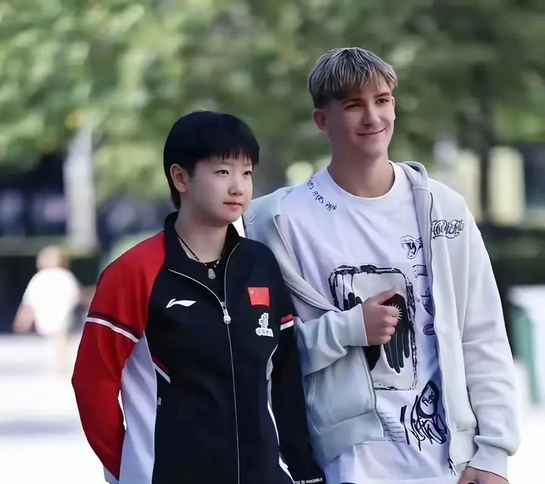 孙颖莎应该是最完美身高了吧。看看她无论跟谁合影，身高差看上去都是很舒服的那种比例