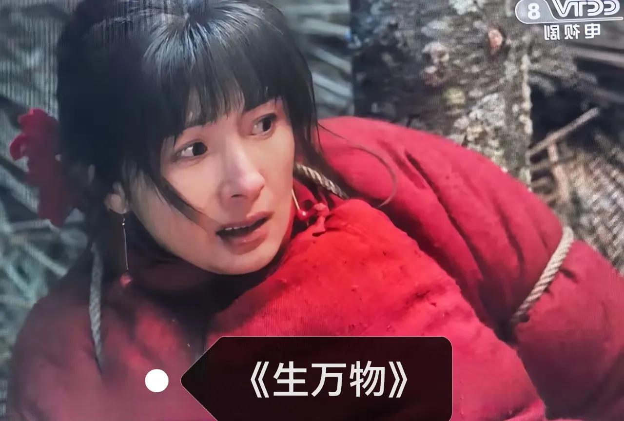 昨晚《生万物》在央8播放3集，今晨就看到许多网友在黑杨幂了。说什么的