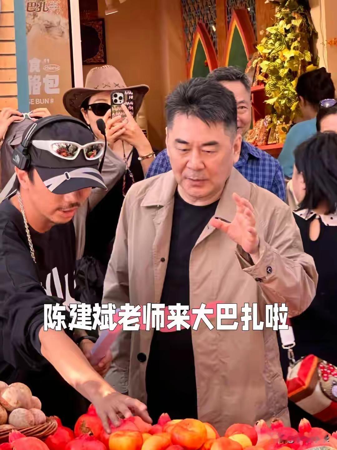 8月13日，陈建斌携蒋勤勤亮相新疆乌鲁木齐的大巴扎步行街，当日，这对明星夫妇的出