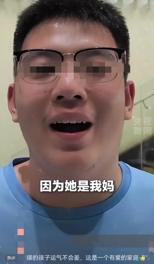 生孩子真的有用，不信你看，生死一瞬间推母亲上救援飞机的小伙，一句“因为她是我妈”