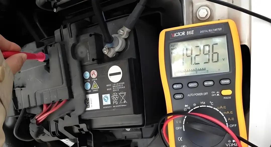 车子久放怕亏电？两个笨办法，让电瓶多撑好几年方法1：长期停放断电瓶负极，彻