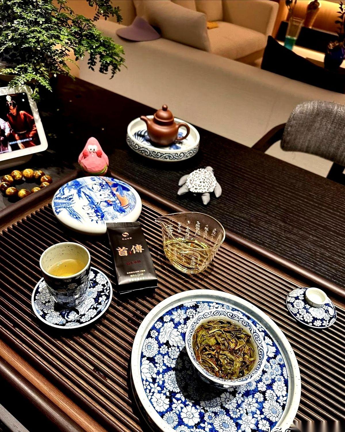 晚上十点，防盗门“咔哒”落锁的那一秒，我连走到沙发的力气都没了，顺着门板直接出溜