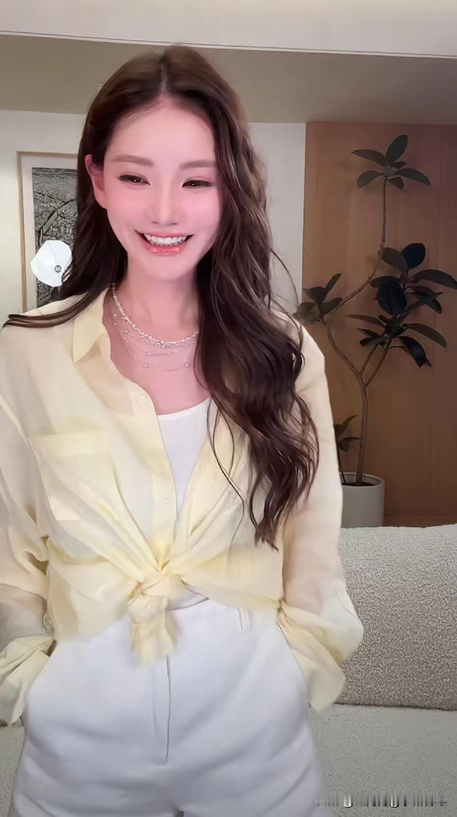 马筱梅温柔又腼腆，居家开播温婉接地气。汪小菲在家待客，筱梅一旁专心直播讲解