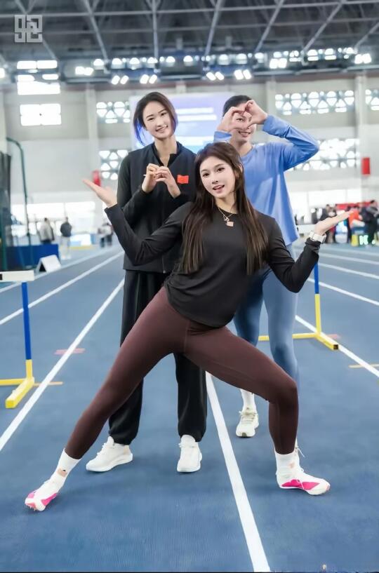 吴艳妮，这个身高175cm拥有黄金臀腿比的女神，五官精致立体，皮肤白皙细腻，一头