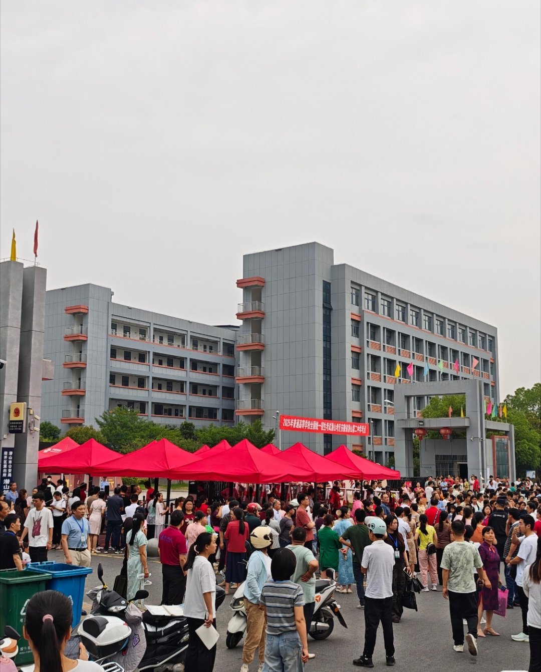 这届00后格局打开了。送啥不如送清凉，高考大热天的，一车西瓜比啥口号都实在。吃完
