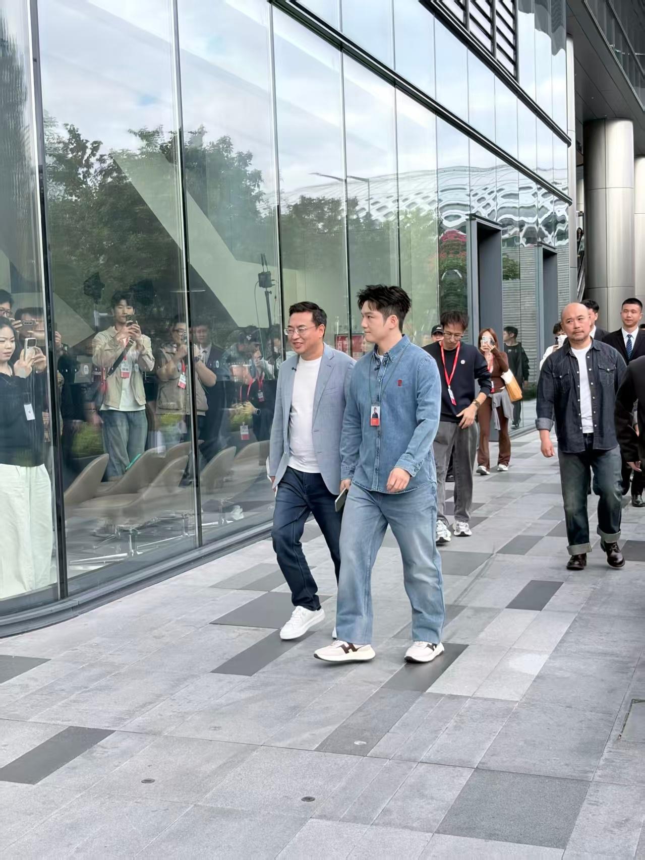 身穿着丹宁牛仔，手拿着丹宁色红米手机，这个搭配确实很适合樊振东的气质。而且现场还