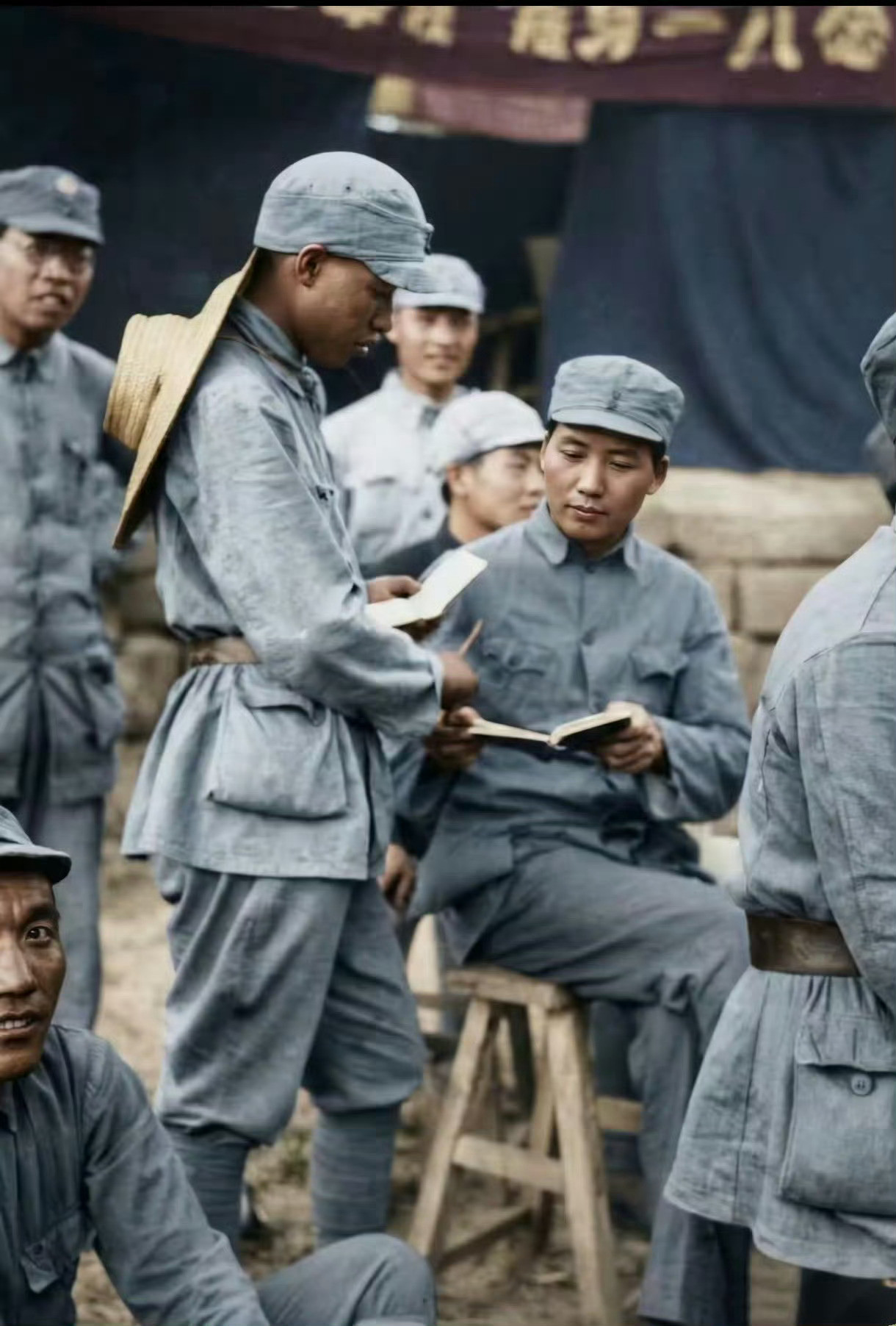 这可不是演员，而是毛主席本人（黑白照片修复上色）