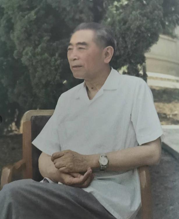 周恩来病重与毛主席仅隔几百米，二人为何未能见面？邓颖超揭示背后真实原因1954
