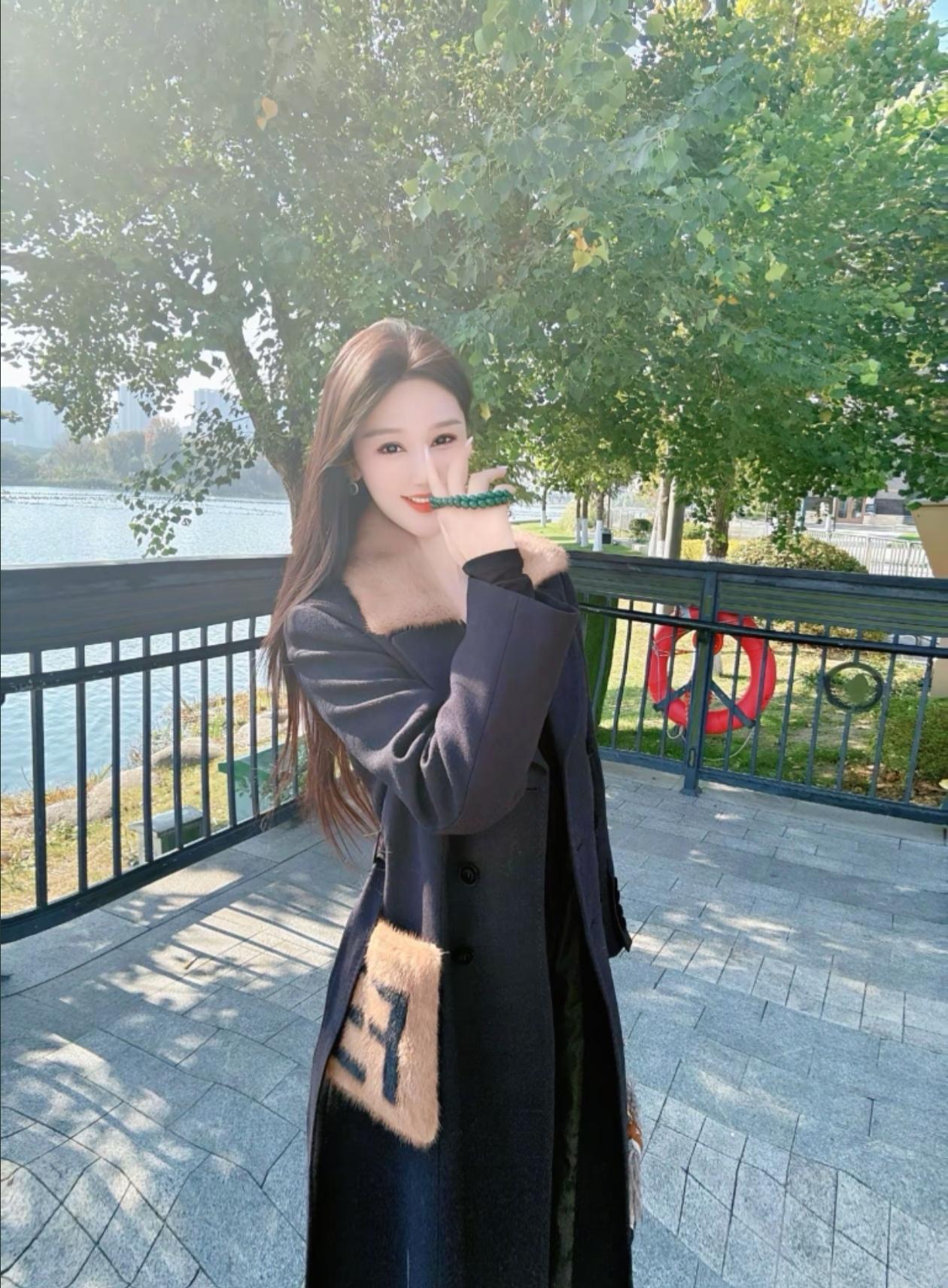 秋日湖畔，温柔时光，绿意盎然，轻纱飘逸。