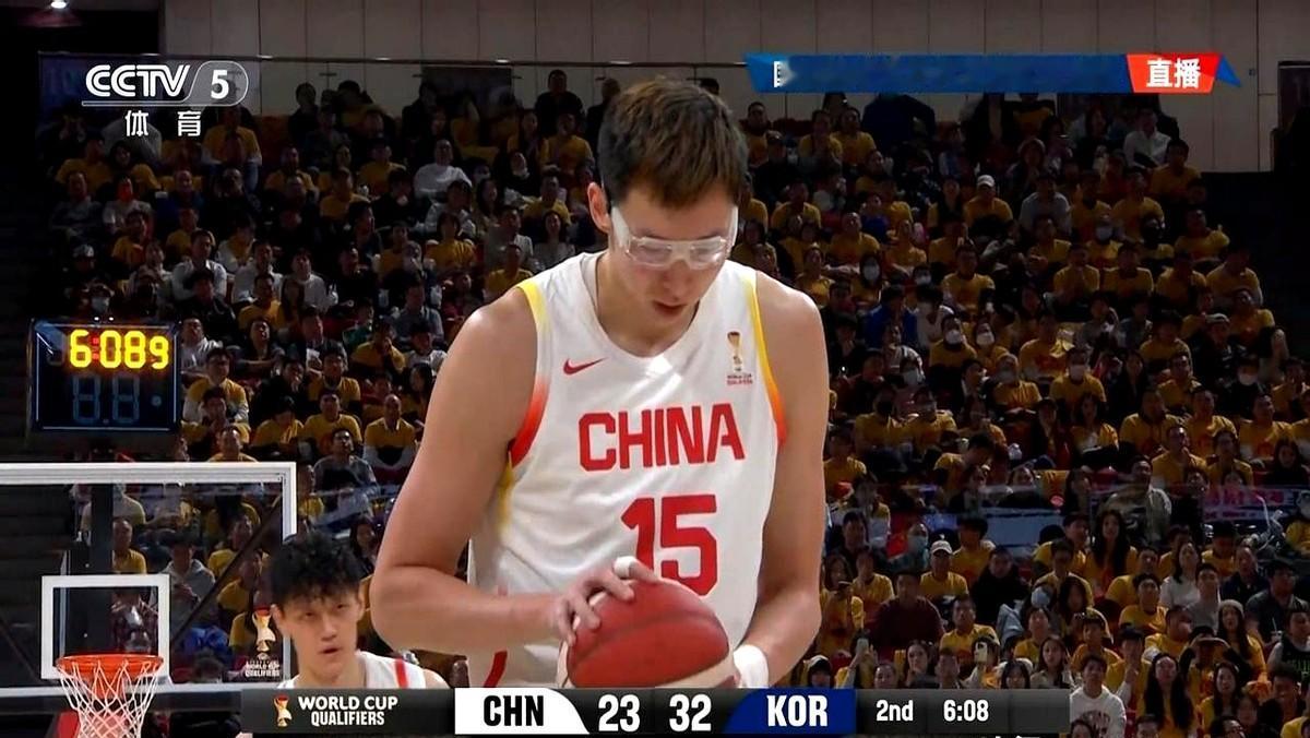 今天中国男篮主场输韩国了，76比80，挺可惜的。周琦首发打了17分钟，投篮6中3