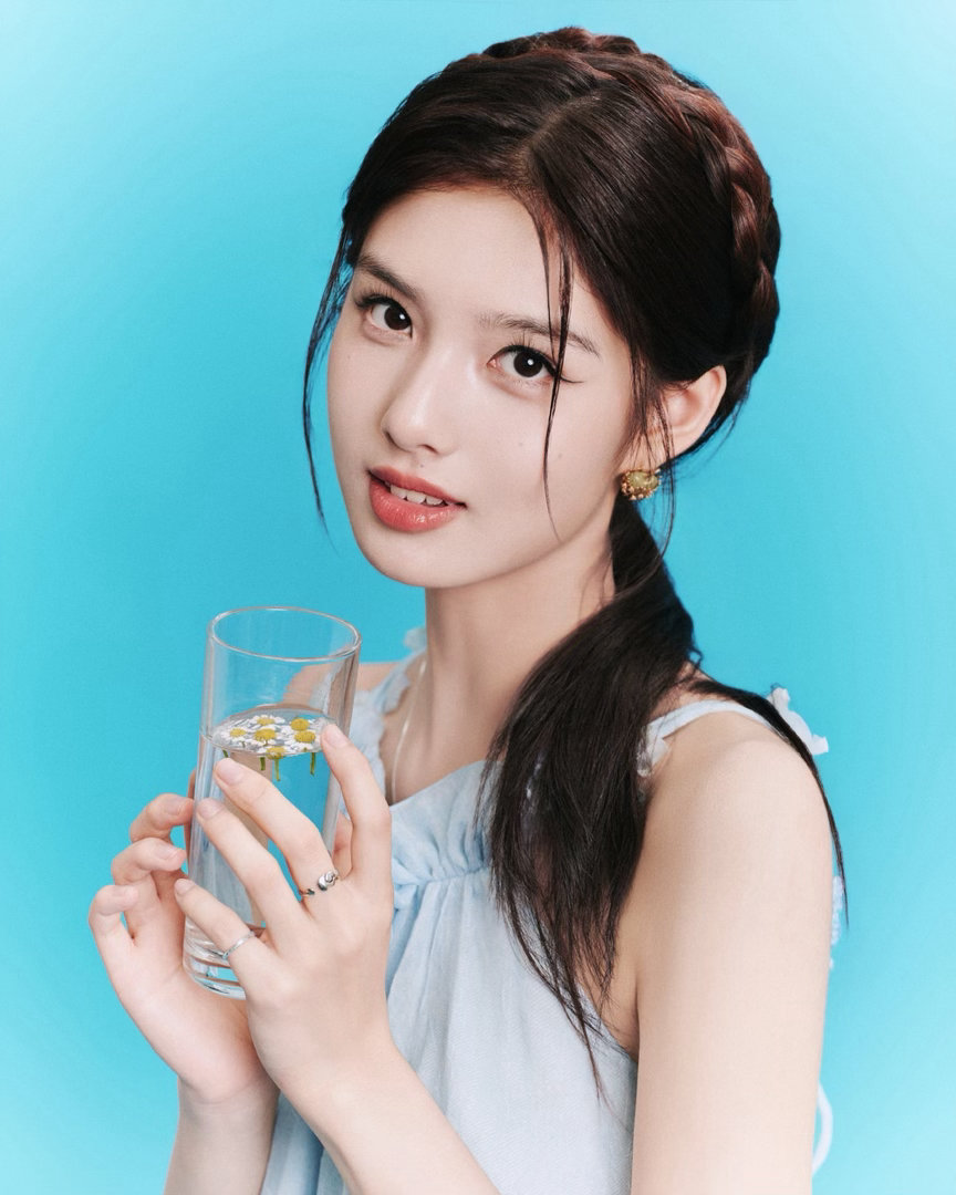 师兄太稳健艾米蓝色挂脖吊带短裙明媚鲜活，完全元气少女来的好美萌的妹宝