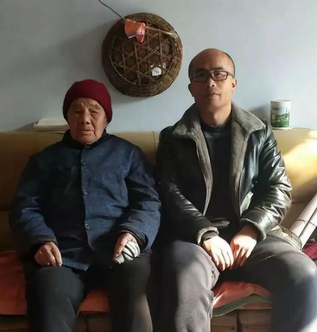 1995年，山东高三男孩租不起房，每天走30公里上学。一女子说：“来我家住，不收