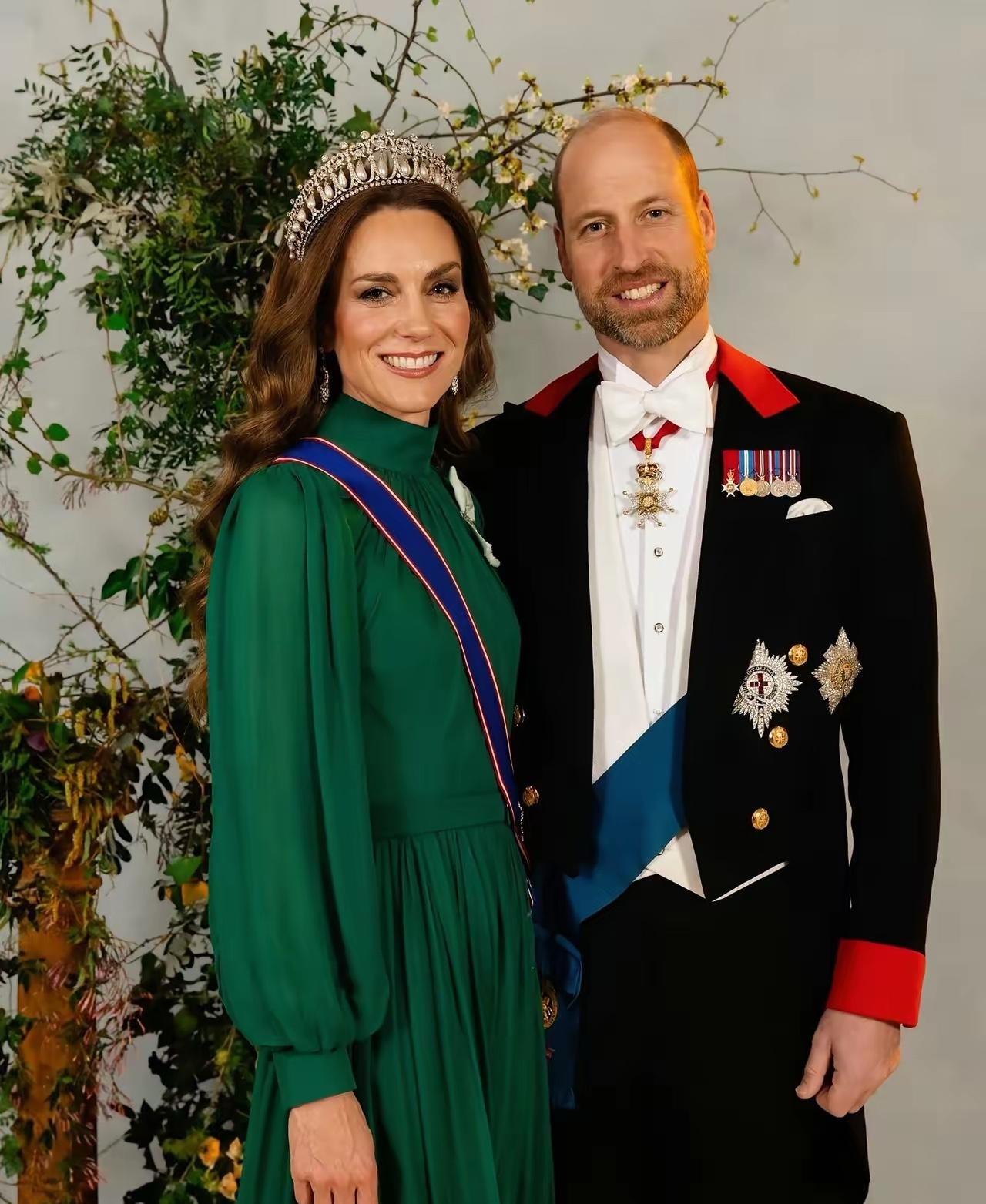 肯辛顿宫官方公布了威廉王储和凯瑟琳王储妃在前天欢迎尼日利亚总统夫妇的晚宴造型图，