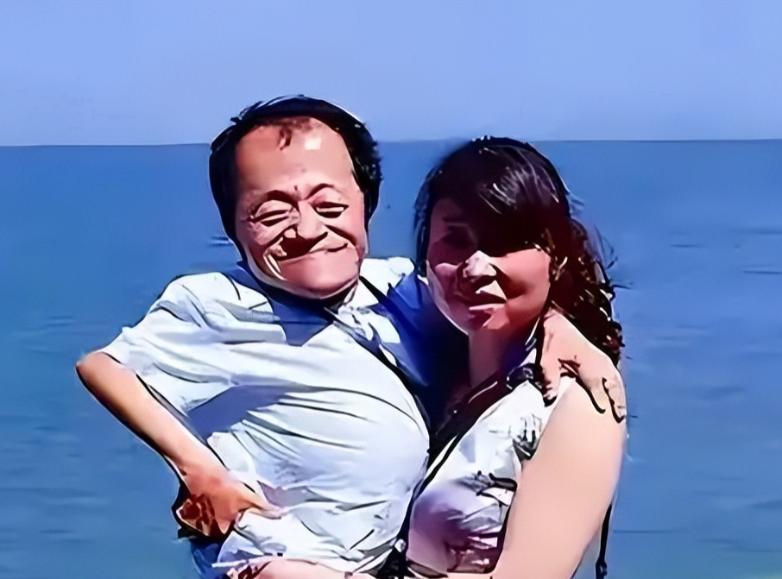 她是从名牌大学毕业的石油工程师，长相漂亮家境优渥，但她不顾父母反对，坚持选择嫁给