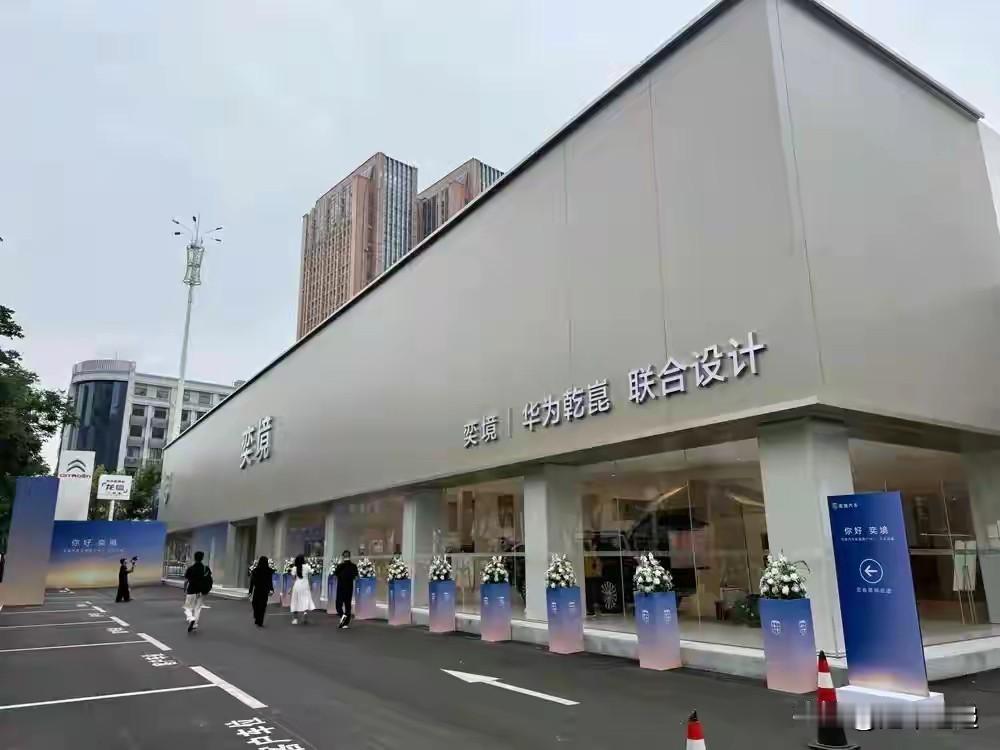 华为和车企按合作深浅分为三类，门店能否标注华为相关标识有明确规则：第一类是H