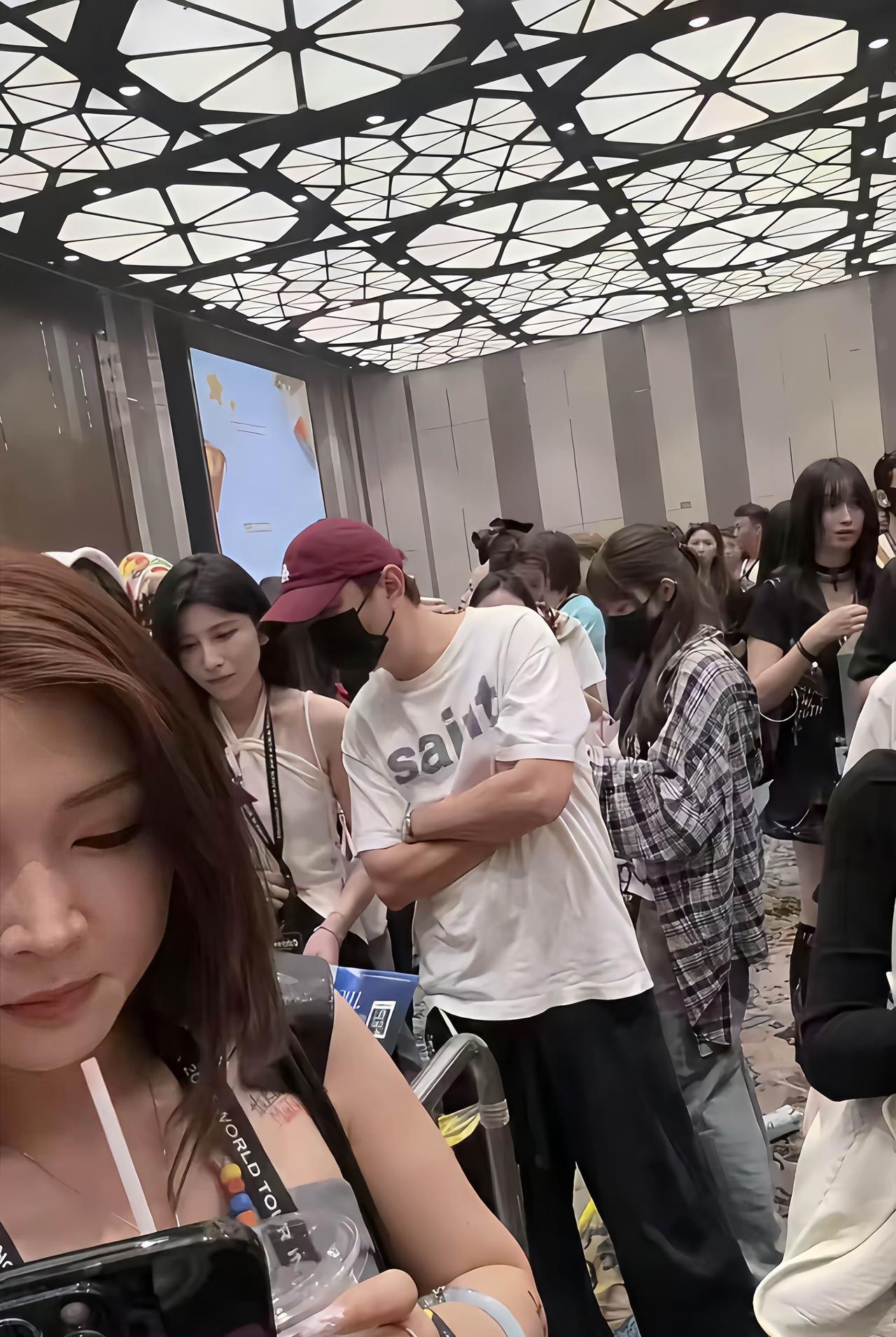 6月6日，韩国歌手权志龙在澳门开演唱会，让身在国外的“王校长”都专程赶来捧场了，