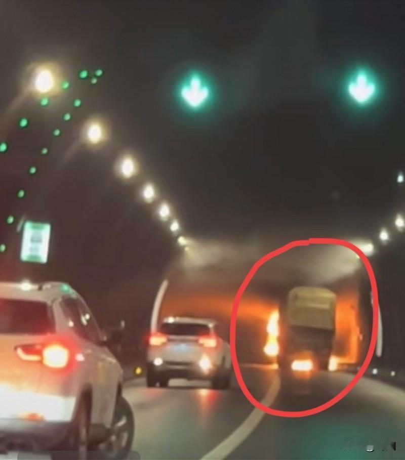 惊险！京昆高速隧道起火！众人纷纷弃车逃跑！23日下午，当时一位妈妈鞋都没穿，