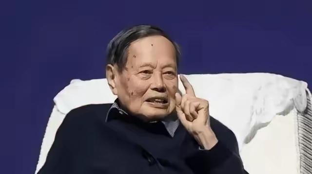 杨振宁曾顶着骂名，极力反对花2000亿建大型粒子对撞机，中科院院士王贻芳说：“一