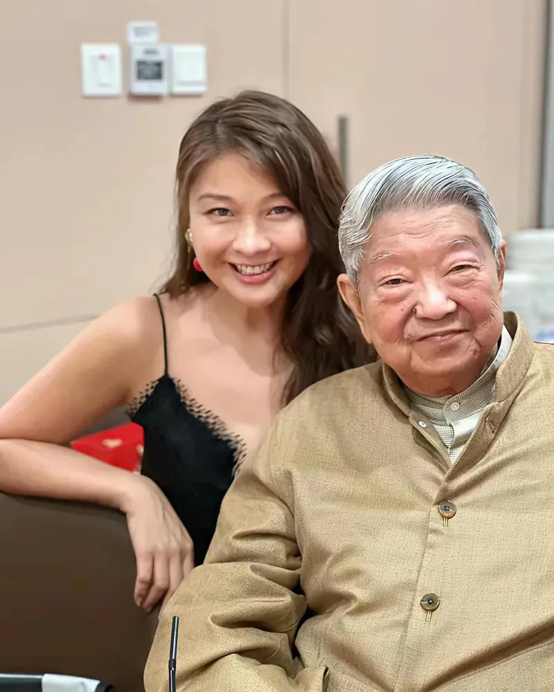大家真的别再羡慕蔡澜老爷子了！尽管他有亿万家财和61个女朋友，但我们永远都成不了