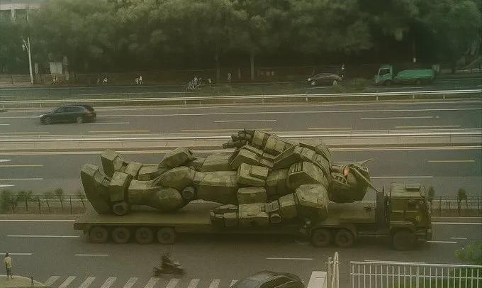 真正的秘密武器来了，这身高至少20米吧，目测技术来源于赛博坦！[doge]看来兔子对