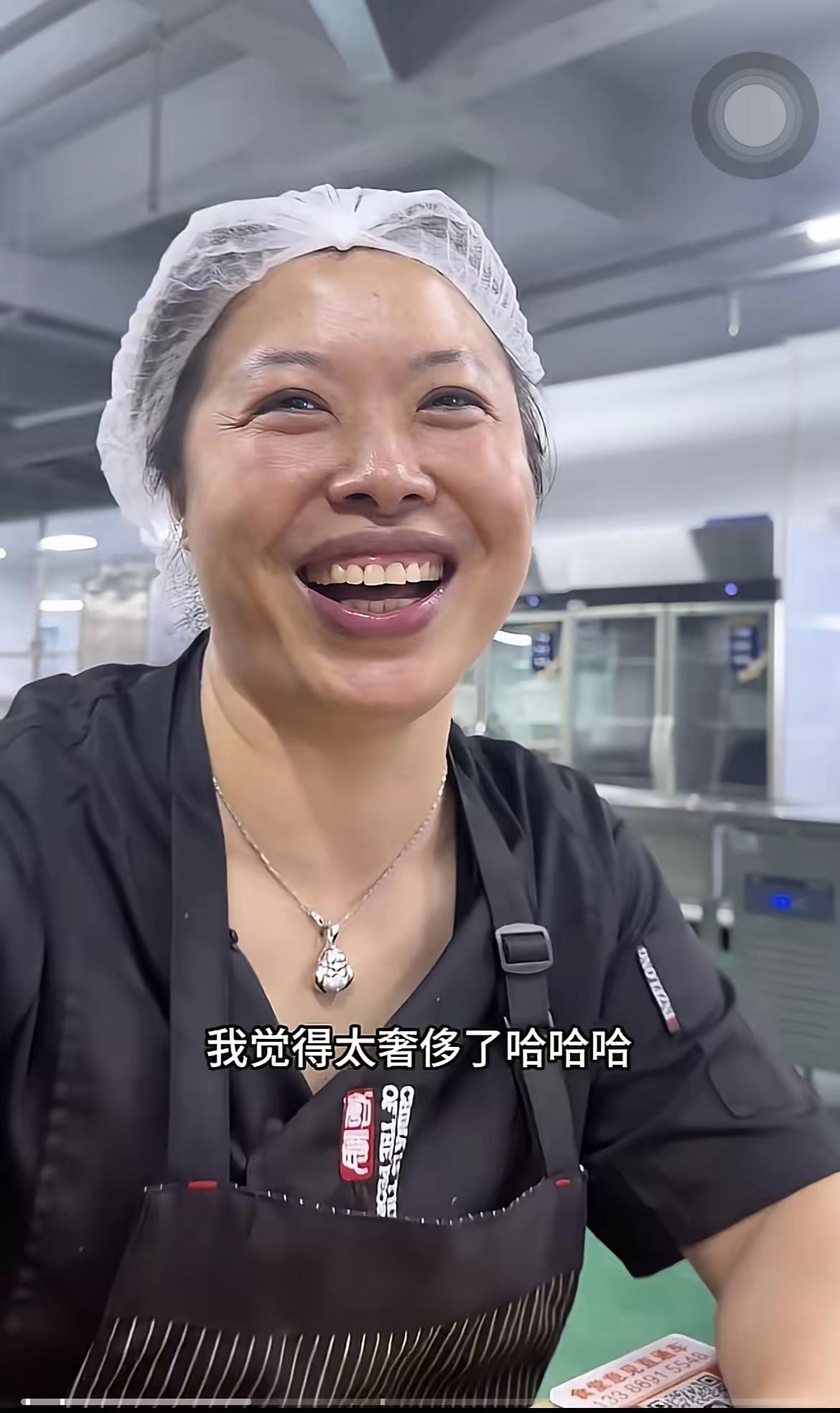 “强将手下无弱兵！”看看张雪公司食堂的大姐，这精神状态好的很，表扬自己老板张雪