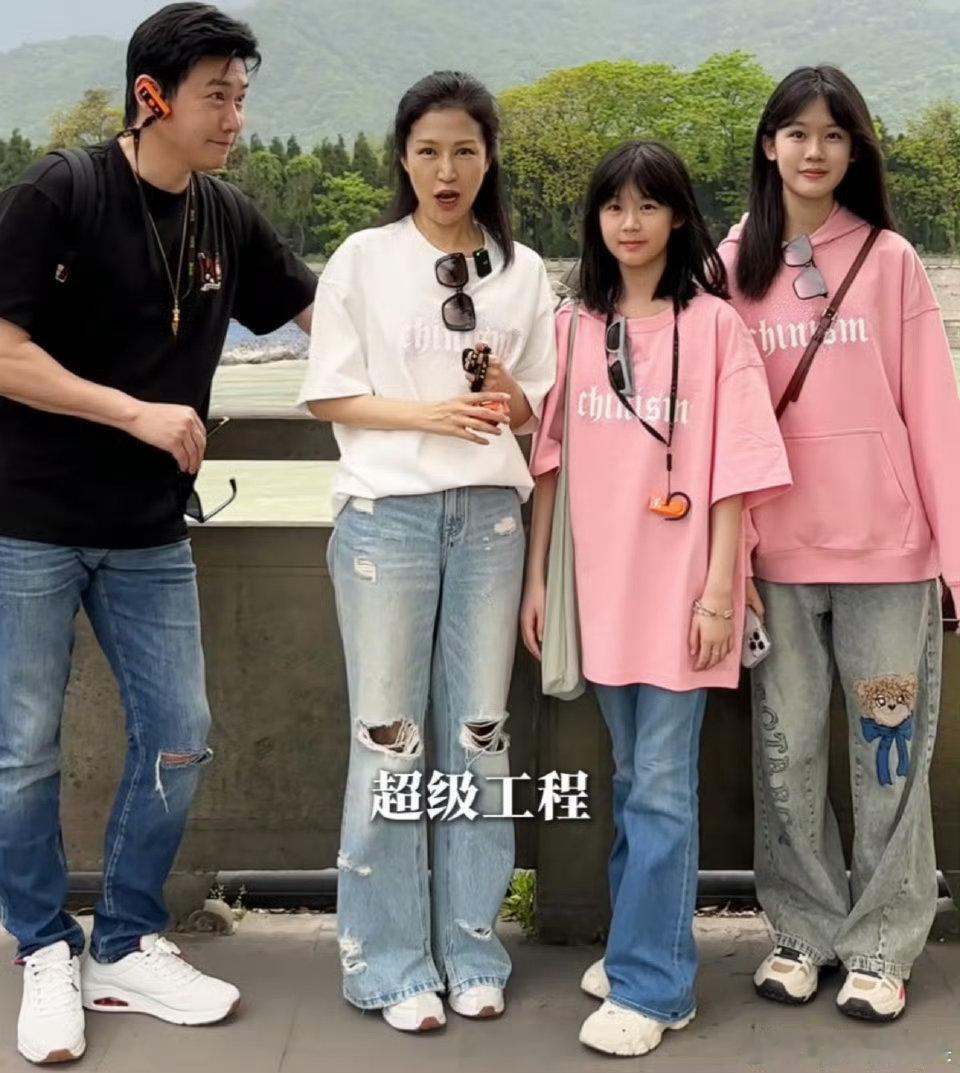 第一次见一家人共用一张脸陆毅鲍蕾腿精​颜值太高了​​​
