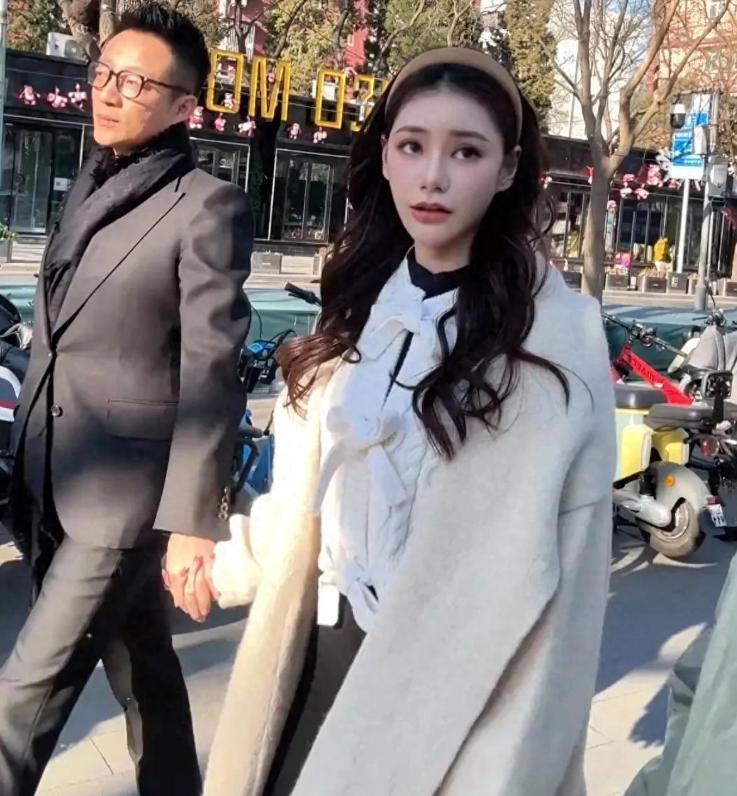 汪小菲又飞回来陪老婆马筱梅了。汪小菲现在真就是一个大忙人了，工作之余要想着湾湾