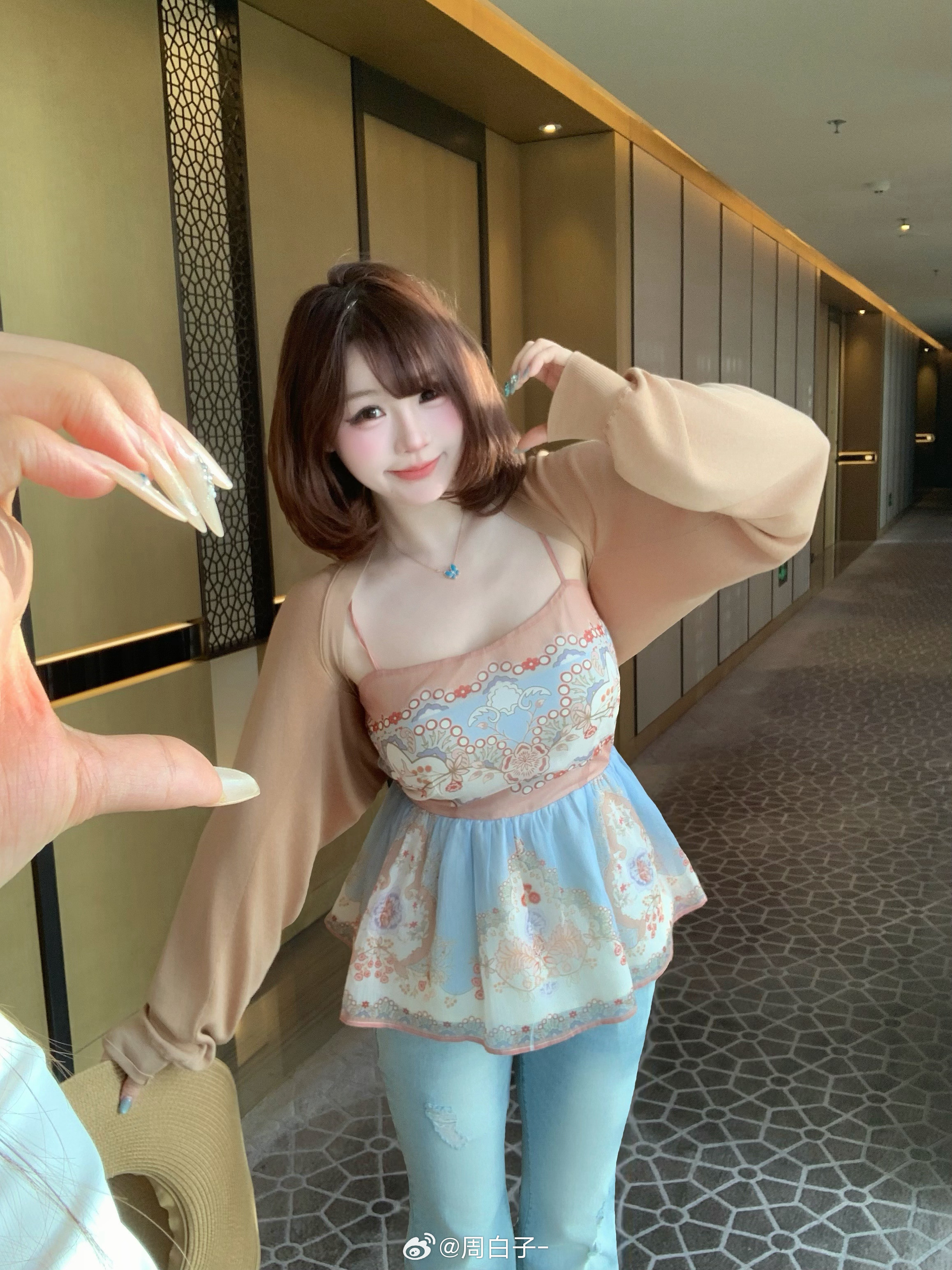复古画报风碎花吊带🎨粉蓝撞色复古花纹，自带油画滤镜✨细肩带调节扣，自由调节不溜