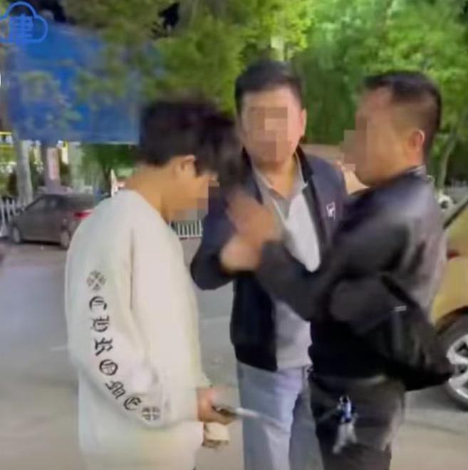 陕西定边，一名才13岁的少年，晚上跟同学结伴往家走，眼看马上就要进小区，祸从天降