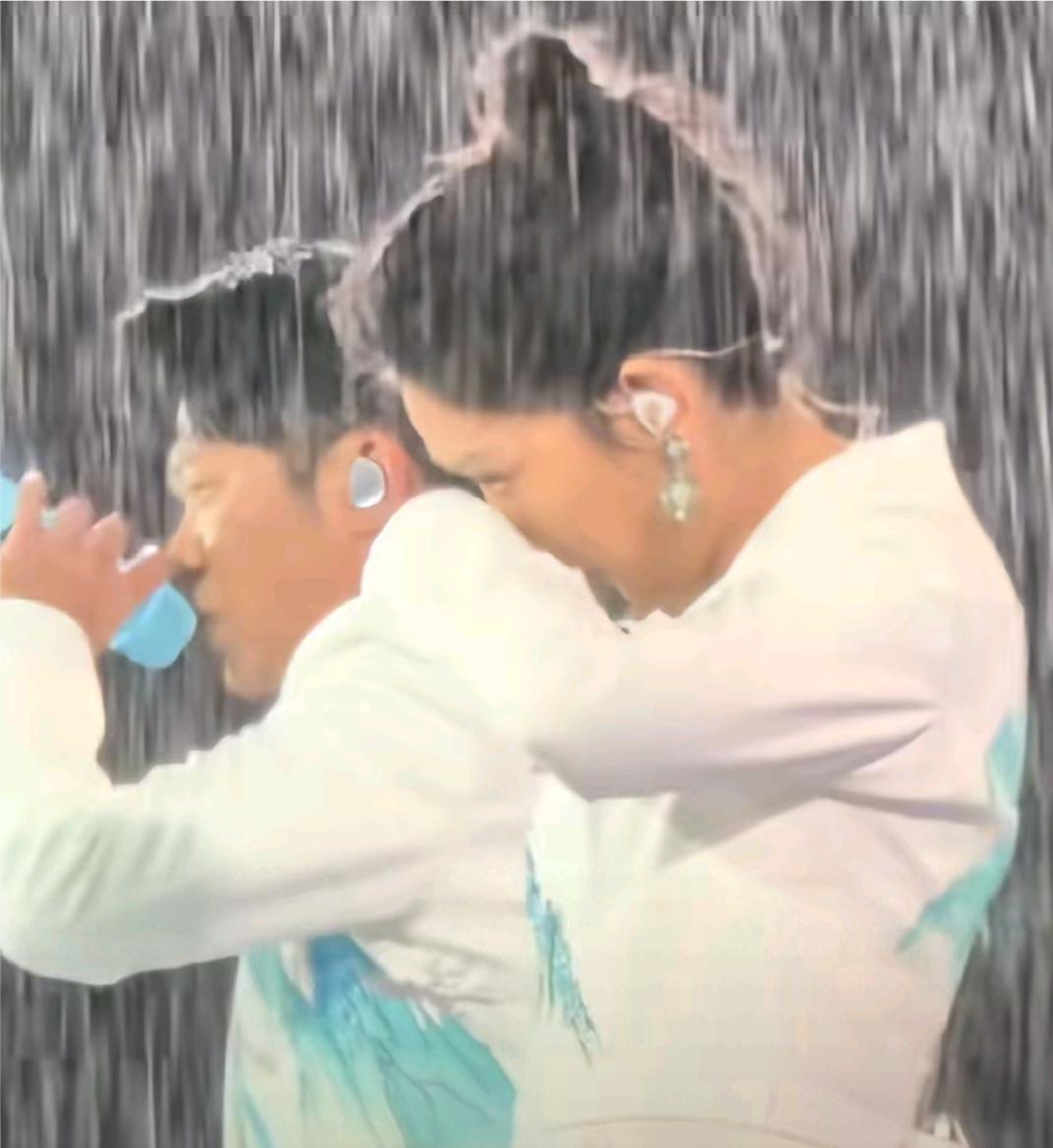 凤凰传奇在厦门演唱会上遇暴雨，玲花和曾毅被淋得睁不开眼睛，但在雨中他们，音乐伴奏