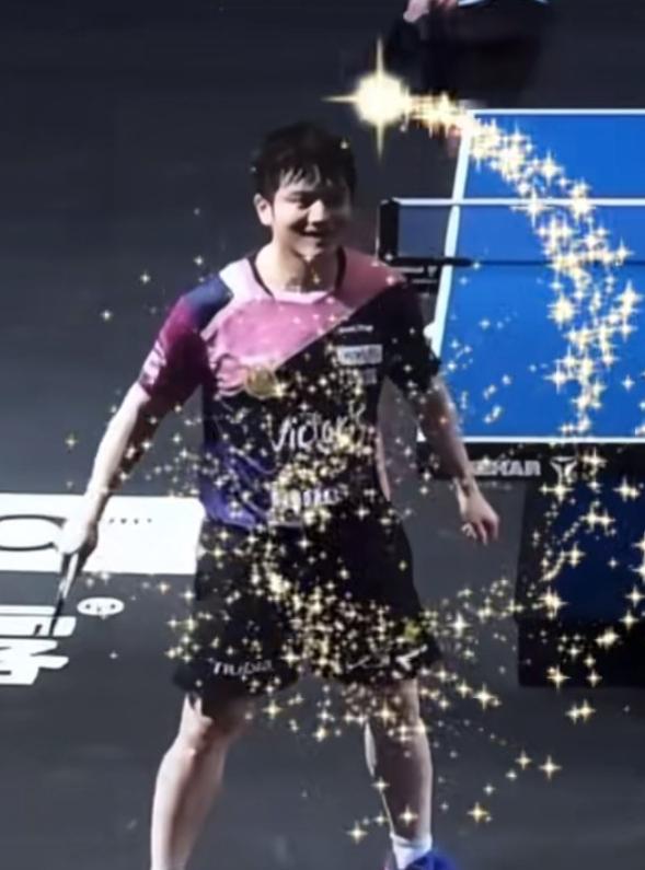 笑死我了，大半夜的真没白熬！看着樊振东穿着那个粉嫩嫩的球衣出来，本来以为是场