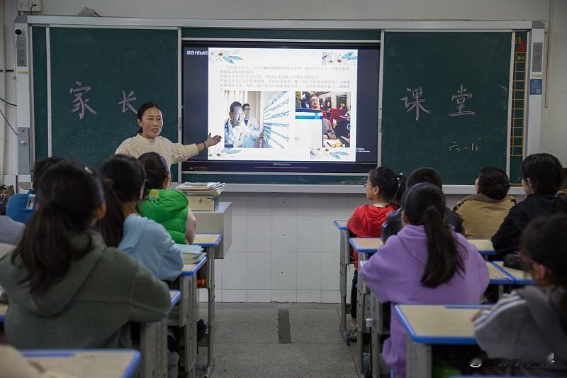 近日辽宁大连。某小学下发家长会通知，要求家长参会时穿白上衣、黑裤或过膝长裙，不得