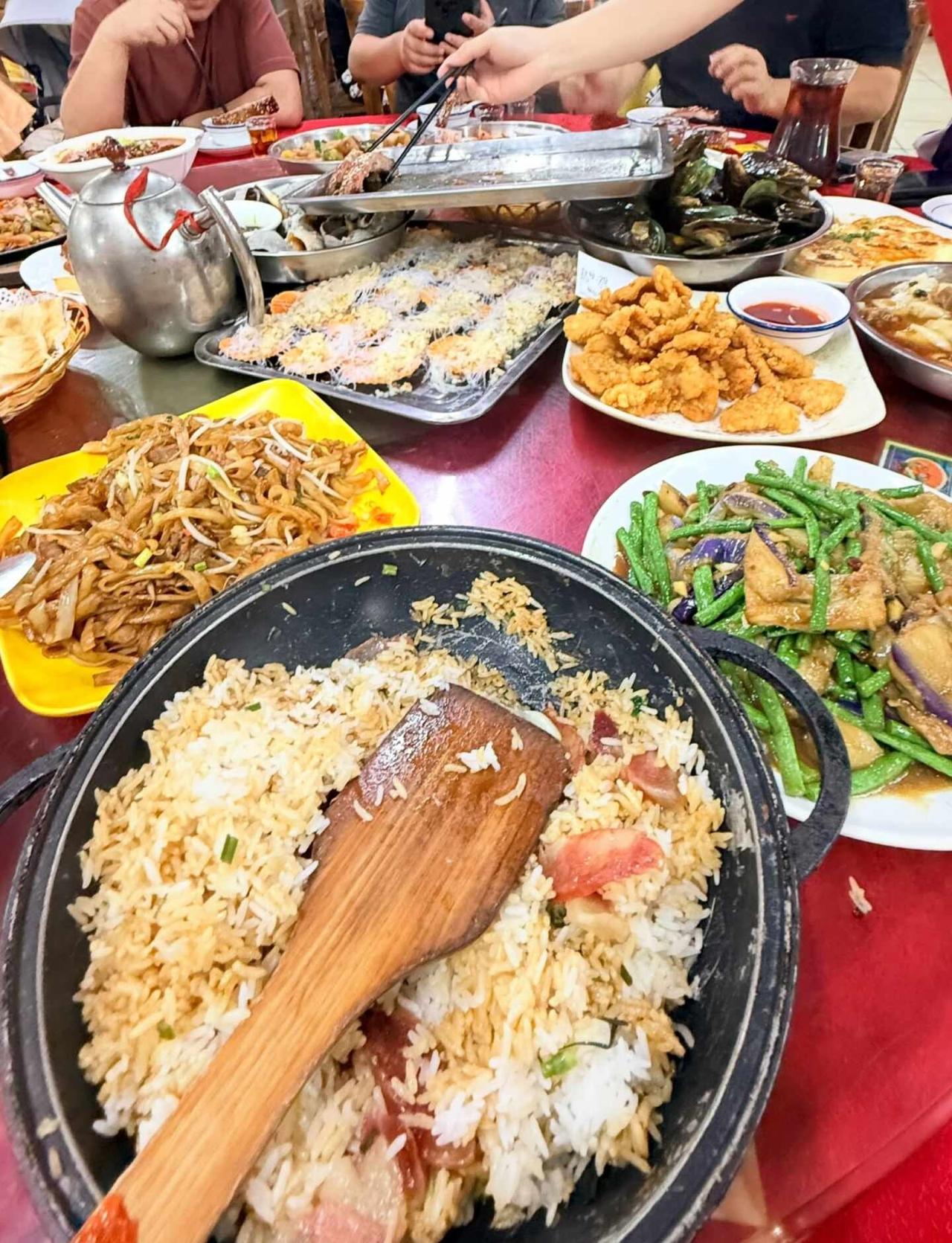 番禺村里这家老嘢饭人好多🔥超级多人，快二百桌都坐满了，只能点一次单后面都不能