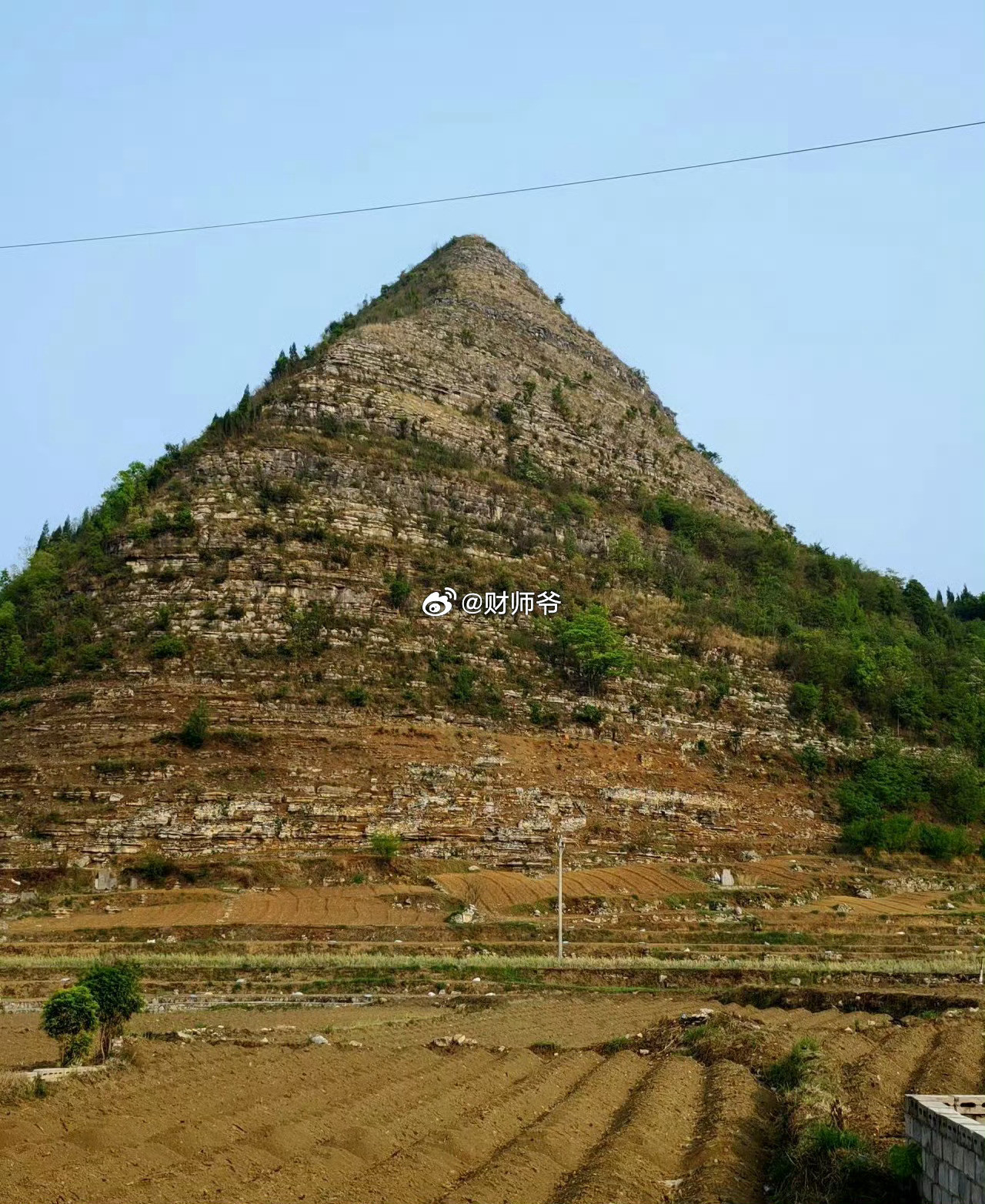 贵州的那两座山越来越像“金字塔”了全球20年间，在多地发现了疑似金字塔的物体，但