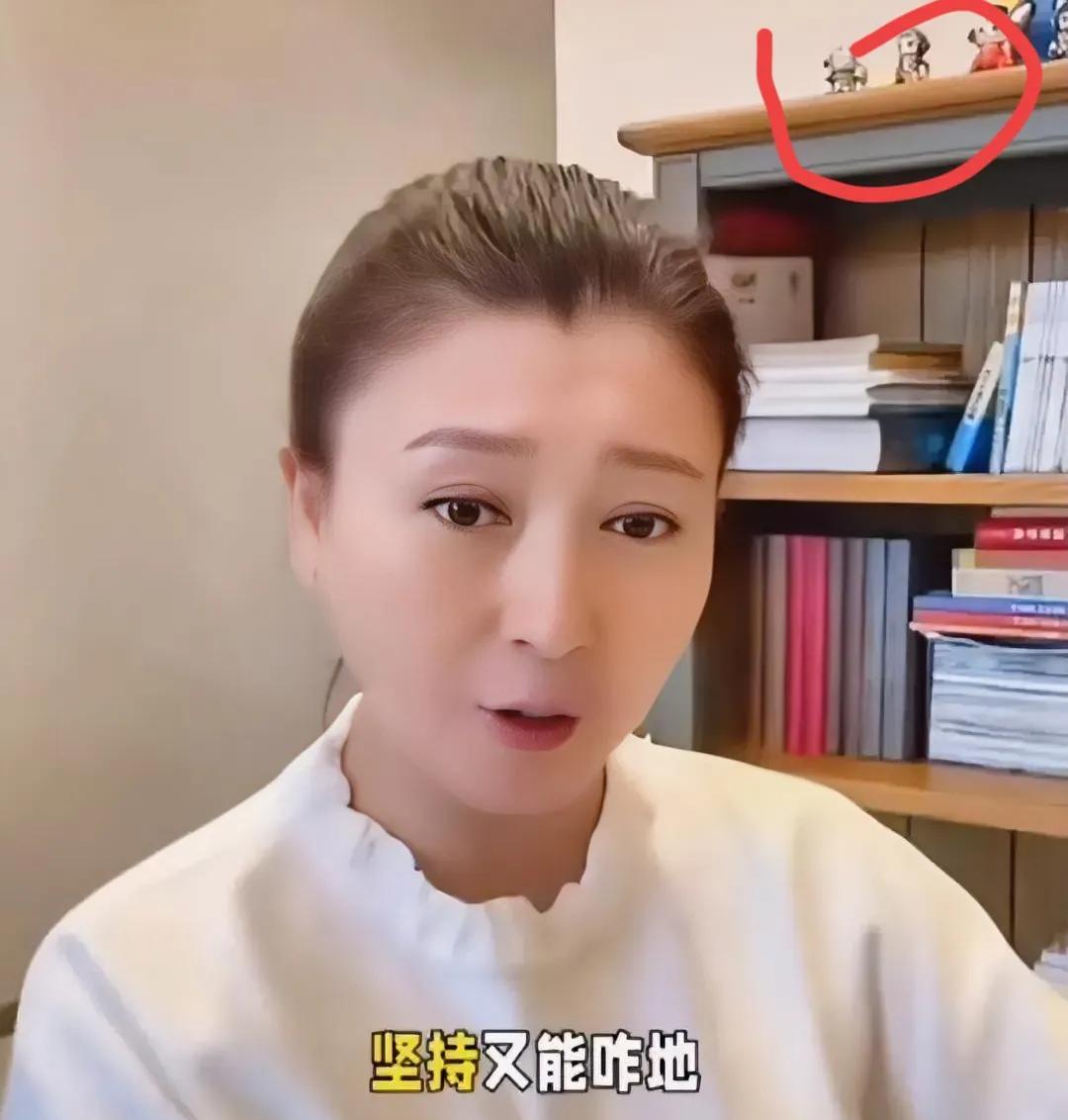 闫学晶可能到现在都没想通，自己怎么就因为一双袜子，把路走窄了。腊月二十三，她生